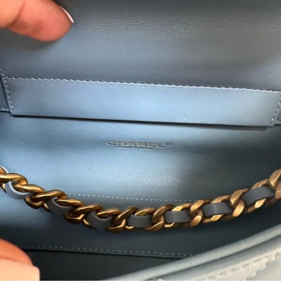 CHANEL Quilted Light Blue Leather Shoulder Bag with Gold Hardware - Picture 4 of 8